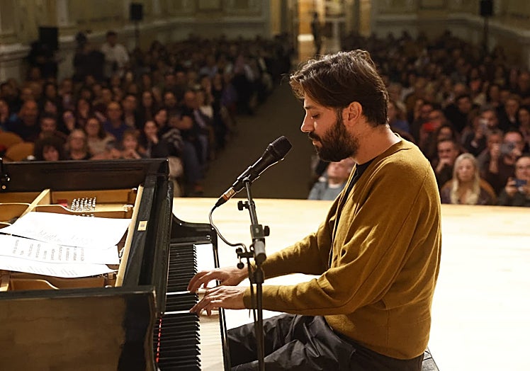 El músico cantó y tocó el piano para poner el broche de oro a este encuentro con Suena SUR.